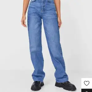 Min blå fina jeans från strandivarius har blivit för stora och säljer dom nu också💓😅, dom har slitningar längst ner, jag är ungefär 172 cm och dom är bra i längden på mig.