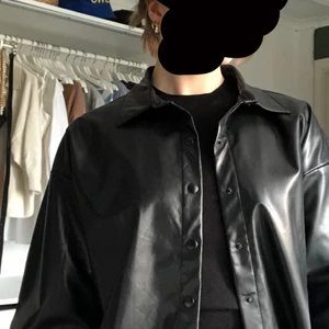 Läderimitation skjorta - Jättefin skjorta i läderimitation som tyvärr inte kommer till användning ❤️ priset är inkl frakt💗
