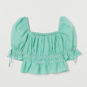 Grön topp - Säljer en av mina finaste toppar som jag använde några gånger i somras, men känner nu att den inte kommer till användning 🦋 har satt fast en resår i framsidan, men den kan tas bort enkelt med en sax ✂️ 🥰 kostar 80 kr inkl frakt