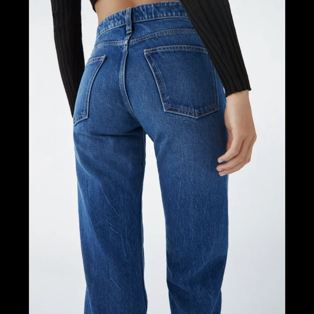 Zara jeans avklippta. Avklippta så de blir en snygg, fransig ball kant. Passar längd 165. Mid Rise jeans från zara som inte säljs längre, slutsålda. Kom privat vid intresse! 💘🤪💓. Jeans & Byxor.