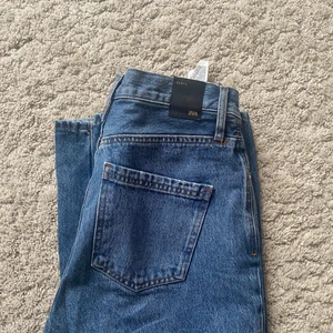 Zara jeans - Mörka jeans i stl 36, jätte fina men sitter för tajt än vad jag själv gillar. Använda en gång! 