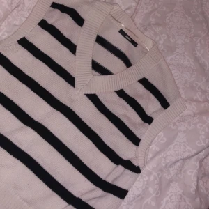 Cassie stickad väst  - Nu säljer jag min fina stickade väst. Köpt på bikbok för 300kr men säljer för 180kr + gratis frakt. Köpte den för ungefär en vecka sedan och använts en gång. Strö S men passar M också💗