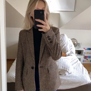 Blazer - Rutig blazer från Gina tricot i storlek 32. Endast använd en gång