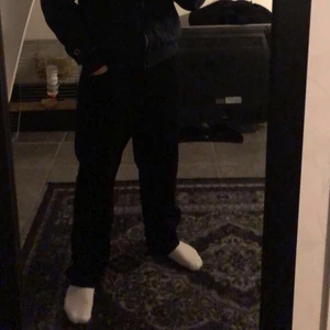 Sweet sktbs jeans  - Säljer mina sweet sktbs baggy jeans som är splitter nya, bara provade aldrig gått runt med dom då de e lite för stora för mig o kunde ej skicka tillbaka, jag är 175 väger 73kg o byxorna är strl S. Riktigt sköna byxor köpta för 699kr säljer för 250 då jag måste bli av me dom så ja kan köpa nya i mindre strl, passar till både kille o tjej