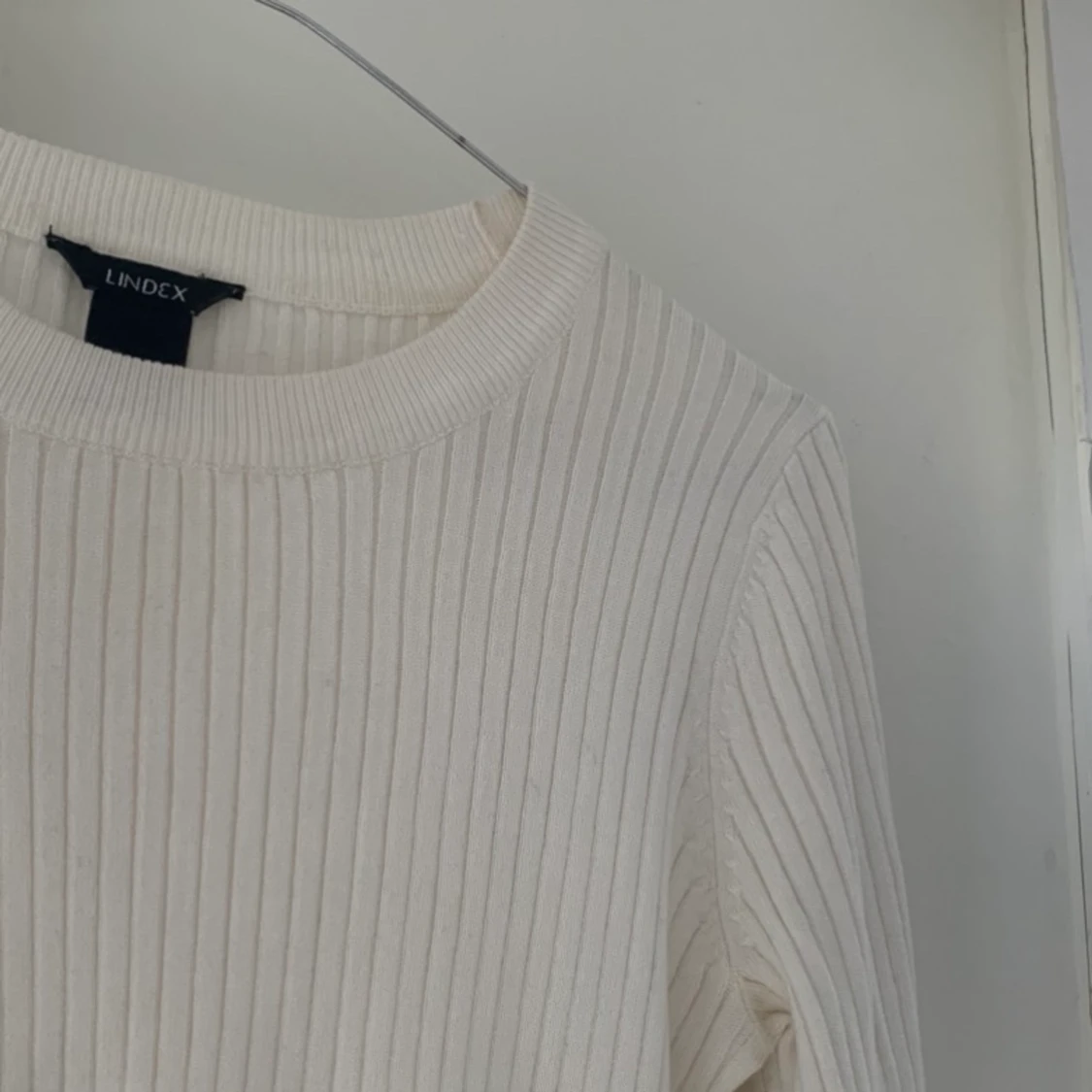 Vit ribbstickad tröja 