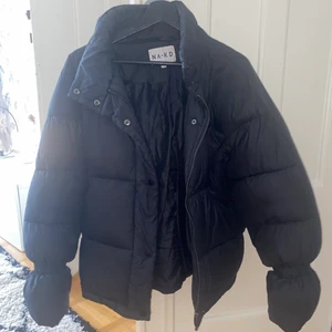 Puffer jacket NA-KD - Vadderad jacka ifrån NA-KD, jätteskön å varm. Använt mycket, men bra skick. Storlek 34, stor i storleken. Kan skicka fler bilder.🤎