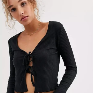 SÅ SNYGG SVART TOPP - Jättesnygg topp från ASOS som jag verkligen älskar men som jag tyvärr växt ut ur. funkar så bra till både skolan eller fest. Supersnygga med ett linne under!  