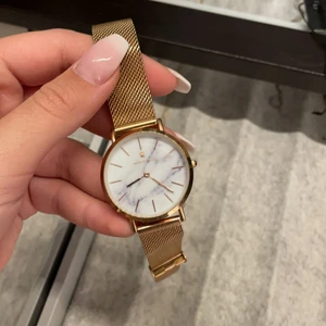 Black oak klocka  - En super snygg guld ”marmor” black oak klocka som är i god skick!! Lätt att matcha med och får en lyxigare känsla❤️🥰 hör gärna av er vid intresse xx❤️