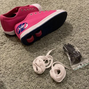 HEELYS skor, storlek 35. HELT NYA!💕 - HELLYS skor, storlek 35. Tillhör även lock för hjulen. ALDRIG ANVÄNDA! HELT NYA!🤍💕