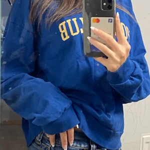 Blå sweatshirt - Jätte fin blå sweatshirt köpt från Cubus!! Har använd ett par gånger men inget fel på tröjan väldigt skönt material. Kom privat för fler bilder !❤️