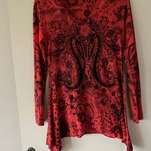 Fräck Tunika variant medium .  - Fin tunika variant . Aldrig använd . Köpt i en boutique i stan . Behagligt Stretchig . Kan skickas mot en fraktkostnad på 57kr som köpare står för . Tar Swish. Så hojta till vid intresse 😊