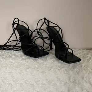 Klackar med snörning  - Mycket fina och sköna klackar med snörning på benen! Nyskick!