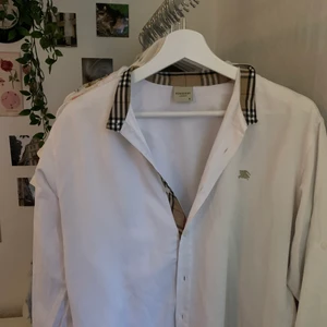 BURBERRY SKJORTA - Vit, ÄKTA skjorta från Burberry 🤍 skriv vid frågor eller för fler bilder:) skjortan sitter oversized på mig som är storlek S. Köpt för 1499 kr.