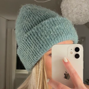 Grön mössa  - En jätte gosig grön mössa från Zara. Kommer tyvärr inte till användning där av säljer jag den nu💕 skriv vid frågor!