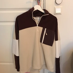 Zip hoodie - Säljer denna zip hoodie! Köpt på Monki! Säljer pga att den aldrig kommer till användning, använd 1-2 gånger! 