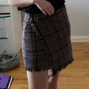 Kjol - Rutig kjol, perfekt för hösten och vintern. I färgerna vit, röd, svart med silver detalj. -köparen står för frakten 💕