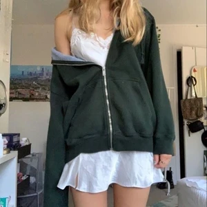 Grön brandy Melville zip hoodie - Köpa i somras men används fåtal gånger. Sitter ganska oversized med är i storleken one size. Köparen står för frakten.💕 nypris är 450kr💕💕