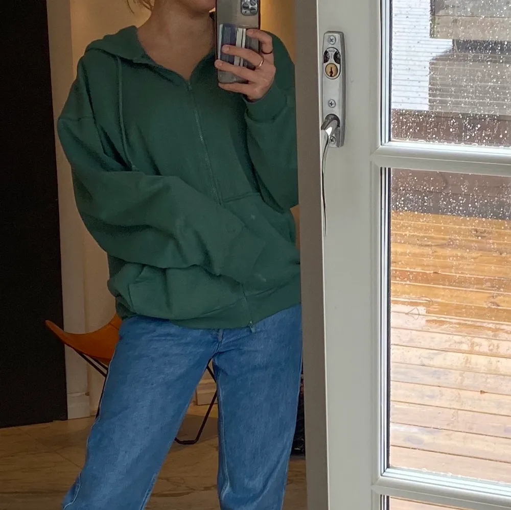 Grön zip up hoodie från weekday! Superskön och snygg!💕säljer då de inte är min stil längre💕. Hoodies.