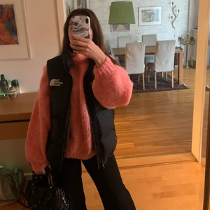 The North face väst dam  - Säljer min fina the north face väst i storlek xs-s dam köpte den för 2499kr för den tyvärr inte kommer till användning längre, andvänt ungefär 5 ggr den är som helt ny.  Den sitter jätte fint och är lite oversize 