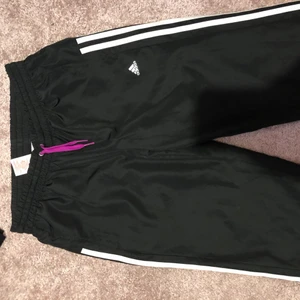 Adidas byxor - Jättefina och sköna adidas byxor. Hör av er vid intresse :) 