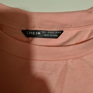 Topp - Tröja från shein, rosa med utskurna hjärtan 