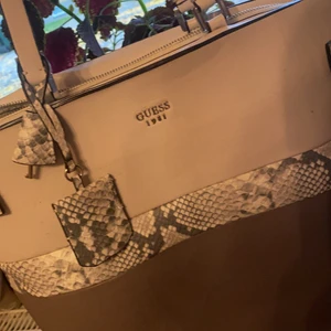 Guess väska  - Köpte denna väskan för 5500 men har aldrig används skit fin äkta väska skriv på privat om bevis 