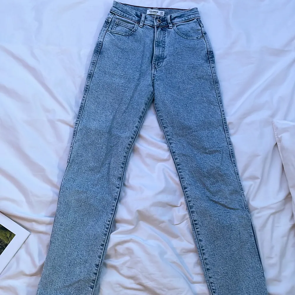 ett par snygga smuts blåa jeans från pull and bear, i storlek 32/xs . Jeans & Byxor.