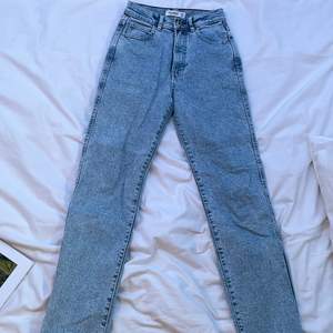 ett par snygga smuts blåa jeans från pull and bear, i storlek 32/xs 
