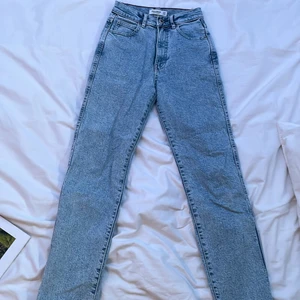 jeans  - ett par snygga smuts blåa jeans från pull and bear, i storlek 32/xs 