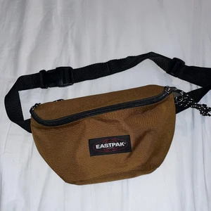 Eastpak väska  - En brun eastpak väska, superbra skick! Använd någon gång bara💓 Nypris: ca 300kr 