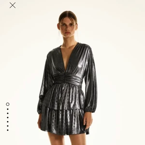 Zara klänning  - Säljer denna silvriga klånning från zara! Köpt för 559 kr förra vintern och knappt använda! Skriv för frågor💖