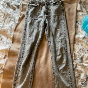 Gråa jeans - Har inte andvändt någon gång, från Gina och i stolek 34 jätte fina💕 lite baggy 