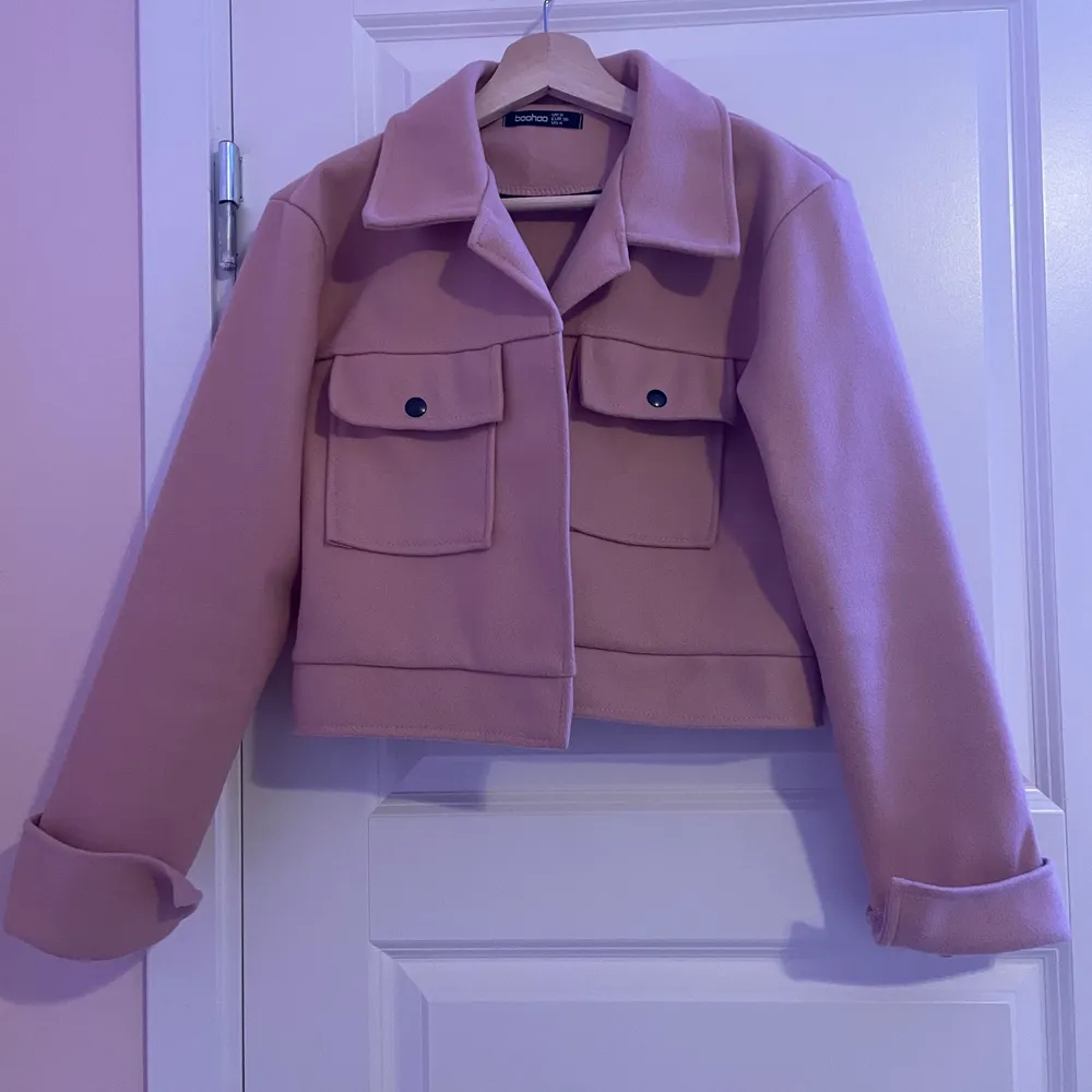 Säljer denna fina beige/baby rosa jackan, som passar perfekt till våren. Jätte mjukt material och man kan styla den med massa olika outfits. Storlek S. Jacka är använd 1 gång. Jackor.