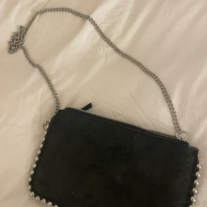 Svart väska med silver kedja  - Jätte snygg väska som är helt oanvänd. Köparen står för frakten!
