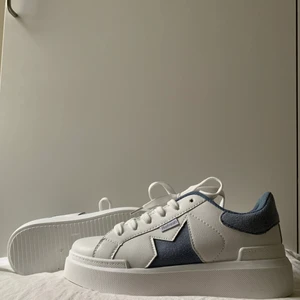 Skor med stjärnor - Säljer dessa helt nya och skitsnygga Refresh skorna med blåa stjärnor.💞 Säljer då jag köpte fel storlek och kan inte lämna tillbaka. Tror dessa är slutsålda då jag inte hittar dom på nätet längre! Skriv till mig om du har frågor! Frakt ingår inte i priset. 💖