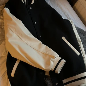 Collage jacka - Super fin jacka som tyvärr vart för stor på mig. Helt ny använd 1-2gånger någon timma, syns knappt. Köpt på h&m för 400kr. Modellen är ocersized! Fraktas spårbart med postnord skicka lätt