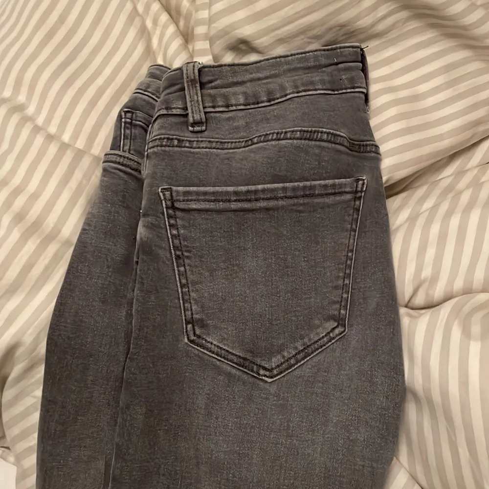 Supersnygga grå utsvängda jeans från mango. Säljes då jag endast använt de en gång. Storlek 34. Långa! . Jeans & Byxor.