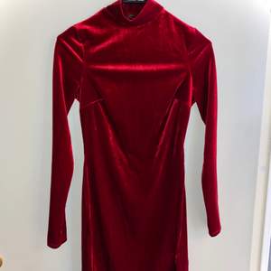 Denna vinröda klänning är köpt för några år sedan. Men är bara använd en gång. Jättefin, men säljer pågrund av att den är för tight för mig. 💃🏻