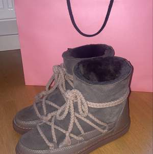 fina vinter skor från inuikii, väldigt skön, sparsamt använd, köpt för ca 2 veckor sedan. nypris 2799 på jacke mitt pris 1399, de passar 38-39 , pris kan diskuteras vid snabb affär och uppmötning