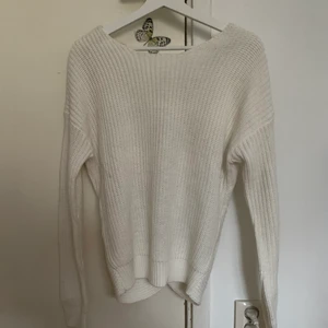 Stickad tröja - Vit stickad tröja från Nelly med öppen rygg! Super fin och helt oanvänd!😊💕