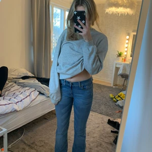 Lågmidjade jeans - Lågmidjade jeans köpta på Plick. De är as snygga men jag använder de för sällan. Dom är lite trasiga men det är inget som syns vid användning. Skriv om ni undrar vad frakten är så kollar jag!😍🤌🏼