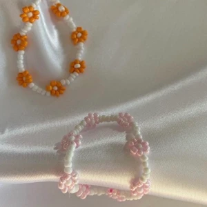 🌸🌼Blomarmband🌼🌸 - Blomarmband går nu att köpa i olika färger Blomarmbanden kostar 30kr styck och man kan välja om man vill ha elastisk tråd eller icke-elastisk tråd med spänne man kan också välja om man vill ha lite mindre eller lite större speed beads🌸🌼💗💛kramar Ellen & Moa