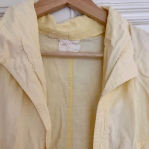 Gul kortärmad skjorta - Superfin gul färg på kortärmad skjorta💖 lite oversized