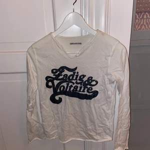 Zadig & Voltaire Tröja - Jag säljer min as snygga Zadig tröja! Den är i bra skick! Jag säljer den för 245 kr INKLUSIVE frakt.🥰