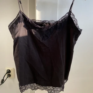 Linne - Svart linne med spets, fint skick! Frakt står köpare för (köpare väljer fraktsätt) eller kan vi mötas upp i Kävlinge/Lund/Landskrona/Staffanstorp/Löddeköpinge osv 