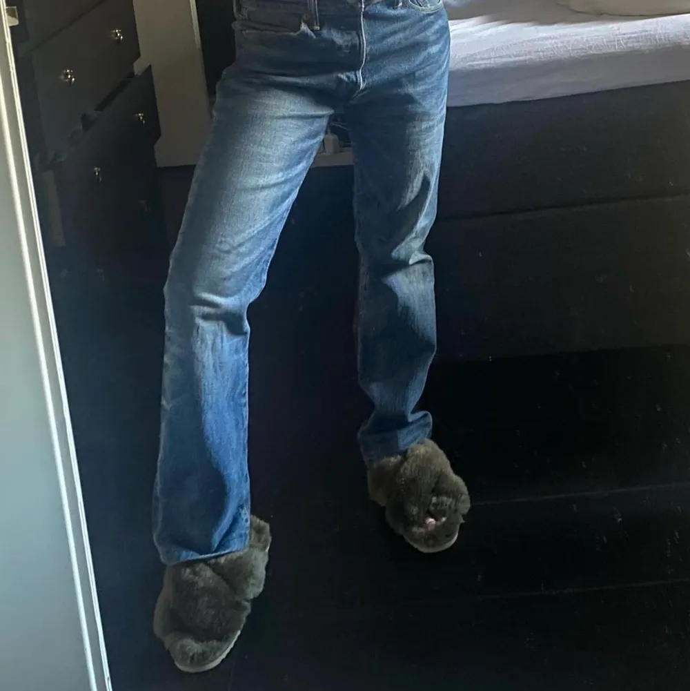 Säljer dessa jättesnygga jeans från Levis då de inte passade mig i storlek & form alls. Storlek: W30 L:32, dock små i storleken!! (första &sista bilderna är lånade från byanastasia) . Jeans & Byxor.