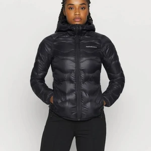 Svart Peak Peformance jacka, nyskick - Jackan sitter på jättefint, den är i nyskick, har inga hål, alla dragkedjor funkar, vill bara bli av med den så priset kan diskuteras.