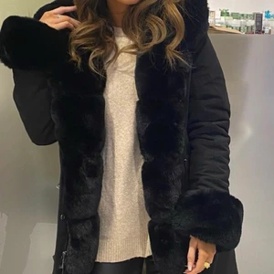 Storlek 38 - Säljer min päls jacka har haft i 1 år