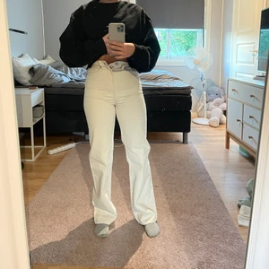 Beigea jeans - Snygga beigea jeans från märket stay, tyvärr försmåa på mig 