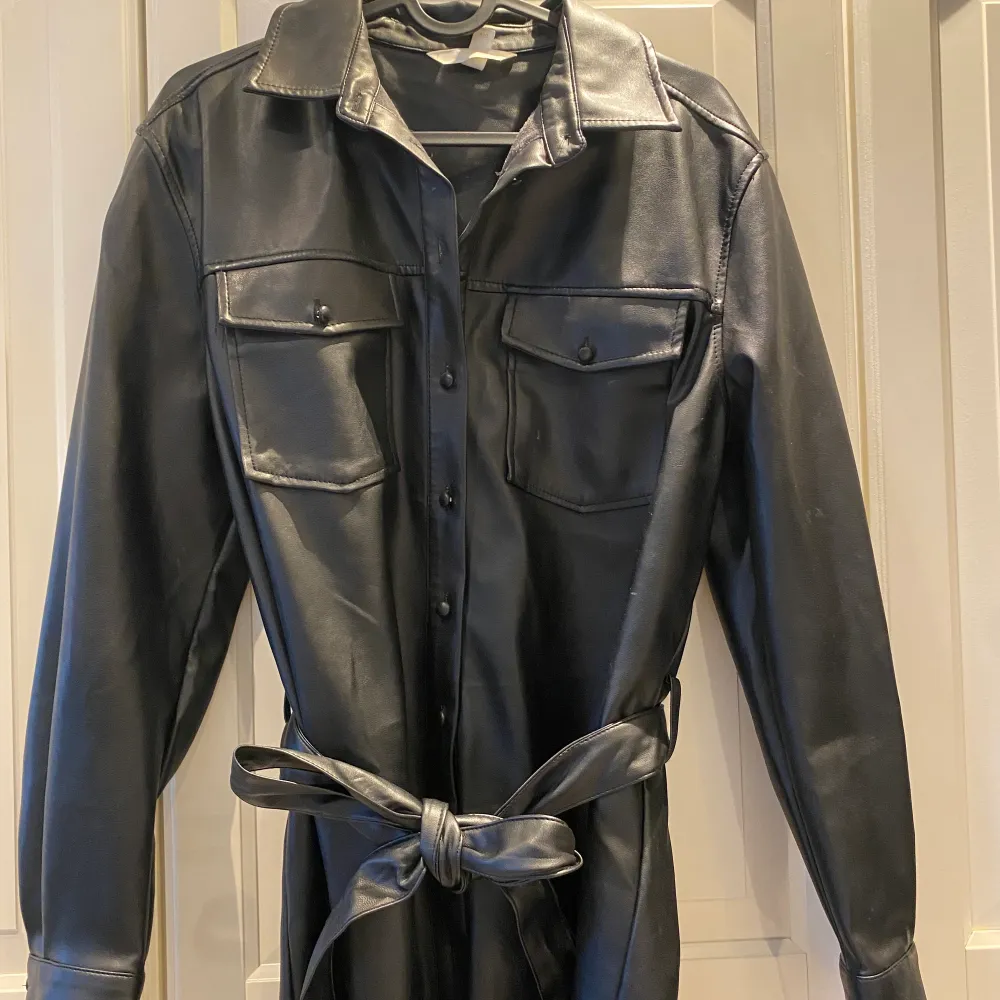 Skinnklänning från h&m. 💕Använd 2 gånger , den är lite för stor för mig och därför inte andvänt den så mycket, har med ett band som man har runt omkring . Är 163 cm och den är ner för knäna för mig. Säljer den för 195kr+frakt💓. Mekot.